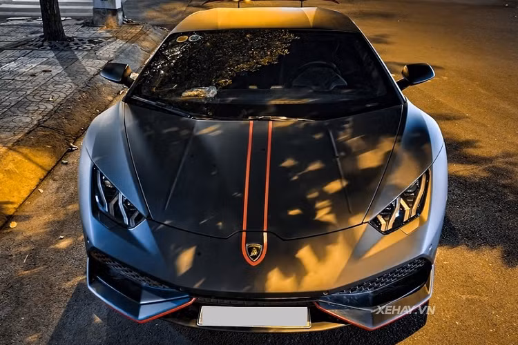 Ngoài ra, chiếc siêu xe Lamborghini Huracan này cũng được độ lại cánh gió của Vorsteiner, bộ mâm tiêu chuẩn cũng được thay bằng mâm đa chấu ADV1 với đường viền màu cam đem đến cảm giác hòa hợp với tổng thể chiếc xe.