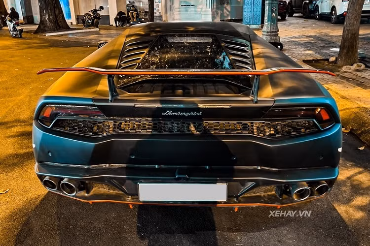 Siêu xe cũng gây ấn tượng với cặp đèn pha LED thiết kế với 2 chữ Y đặc trưng xếp cạnh nhau, cặp ống xả kép cùng bộ khuếch tán mạnh mẽ phía sau.