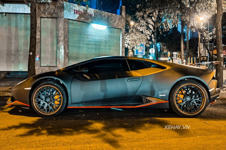 Sức mạnh được gửi đến các bánh xe thông qua hộp số ly hợp kép 7 cấp độ cùng hệ dẫn động 4 bánh toàn thời gian, giúp siêu xe dễ dàng tăng tốc từ 0 - 100 km/h chỉ trong 3,2 giây trước khi cán vận tốc cực đại 325 km/h. Mức giá xe Lamborghini Huracan đã qua sử dụng tại Việt Nam hiện khoảng hơn 10 tỷ đồng.