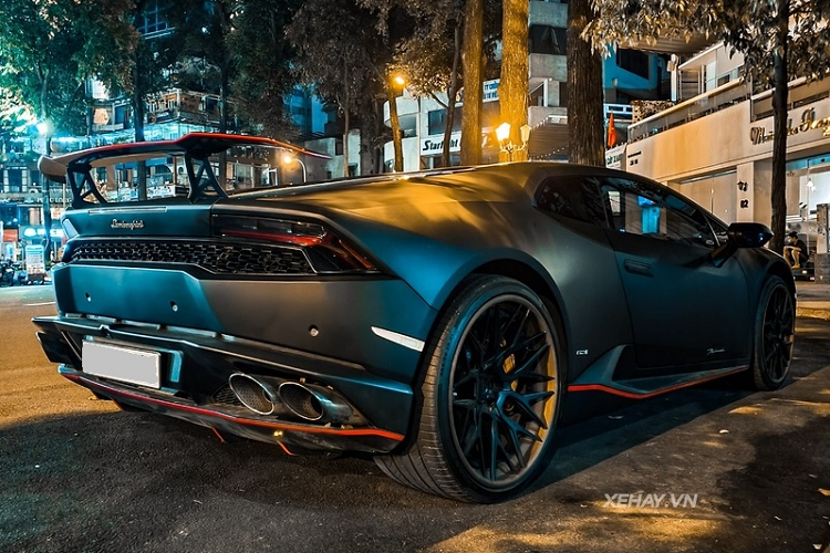 Được biết, đây còn là một trong số ít Lamborghini Huracan tại Việt Nam được trang bị nắp động cơ bằng kính, nguyên bản thì phần nắp kính động cơ này có dạng chất liệu tổng hợp xếp tầng nhằm nhấn mạnh vào sự hầm hố của chiếc xe.