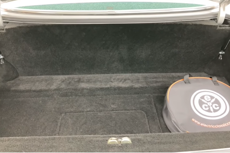 Việc hoán đổi hệ truyền động đã khiến xe nặng hơn trước kia một chút. Tuy nhiên với công suất mạnh mẽ hơn từ mô tơ điện, số kg bổ sung đó dường như không ảnh hưởng gì.