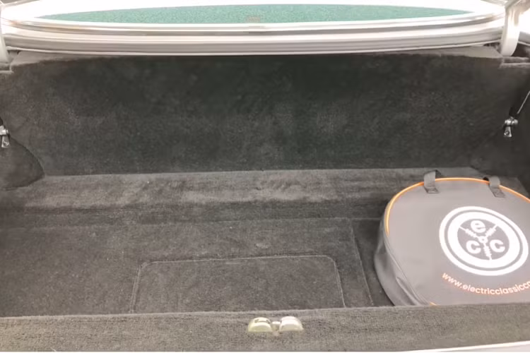 Việc hoán đổi hệ truyền động đã khiến xe nặng hơn trước kia một chút. Tuy nhiên với công suất mạnh mẽ hơn từ mô tơ điện, số kg bổ sung đó dường như không ảnh hưởng gì.