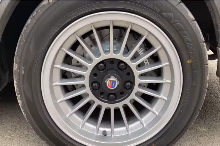 Công việc chuyển đổi chiếc BMW 3.0 CSi thành CSL và hoán đổi hệ truyền động đã mất khoảng 2 năm để hoàn thành. Giờ đây, chiếc BMW này một lần nữa sẵn sàng chinh phục mọi tuyến đường ngắn dài.