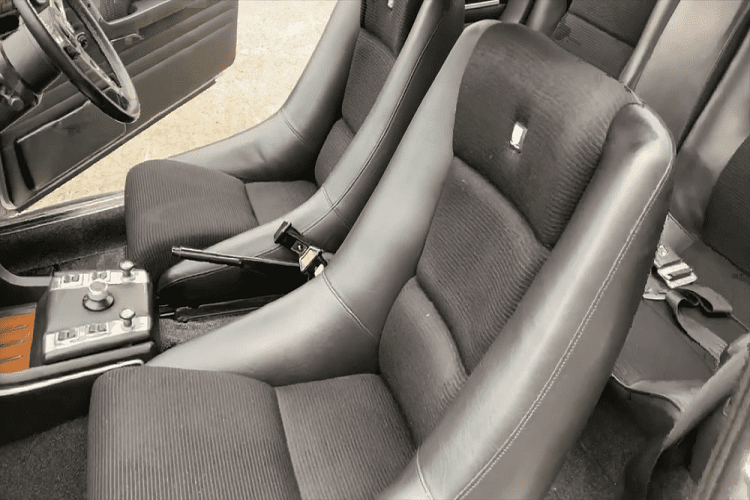 Chiếc xe cũng có tính năng cửa sổ trời, một thứ vốn không có ở CSL chính hiệu nhưng là một nâng cấp tiện lợi cho những ngày nắng ấm. Thay vì tiếng động cơ 6 xi-lanh thẳng hàng của BMW, tiếng ồn bộ lốp là âm thanh rõ rệt nhất phát ra từ chiếc xe này trên đường. Nó cũng nhận được một hệ thống treo nâng cấp để tăng cường khả năng xử lý.