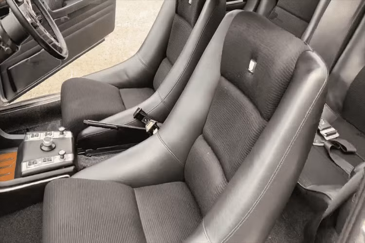 Chiếc xe cũng có tính năng cửa sổ trời, một thứ vốn không có ở CSL chính hiệu nhưng là một nâng cấp tiện lợi cho những ngày nắng ấm. Thay vì tiếng động cơ 6 xi-lanh thẳng hàng của BMW, tiếng ồn bộ lốp là âm thanh rõ rệt nhất phát ra từ chiếc xe này trên đường. Nó cũng nhận được một hệ thống treo nâng cấp để tăng cường khả năng xử lý.