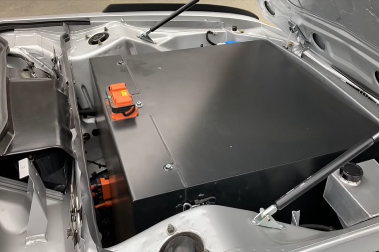 Như đã đề cập, chiếc BMW cổ điển đã bị dột nước trong nhiều năm vì vậy cabin cần được đại tu hoàn toàn. Về cơ bản, người chế tạo xe vẫn muốn bảo toàn dáng vẻ cổ điển. Người ngồi phía trước có thể thoải mái trong những chiếc xe ôm lưng thấp, trong khi cabin có nhiều chi tiết trang trí bằng gỗ, bao gồm trên mặt táp lô, cụm điều khiển trung tâm, và ốp cửa.