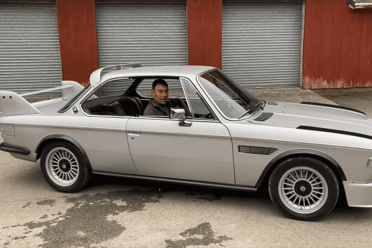 Giờ đây, nó có thân vỏ dữ dằn của một chiếc BMW 3.0 CSL chạy động cơ Tesla Model S. Nhìn từ bên ngoài, mọi người không có manh mối nào để nhận biết chiếc BMW này bây giờ chạy bằng điện. Tuy nhiên khi mở mui xe, ta lập tức nhìn thấy một bộ pin lớn chiếm vị trí vốn dành cho động cơ 6 xi lanh thẳng hàng dung tích 3.0 lít. Ở phía sau, nó có một bộ pin khác và hệ thống mô tơ điện lấy từ Tesla.