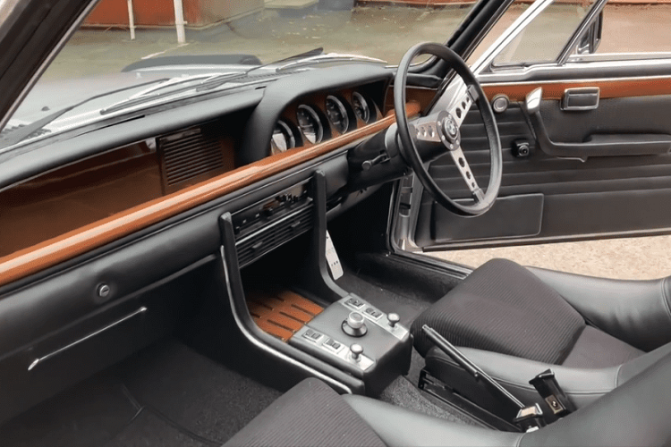 Phiên bản mạnh nhất của BMW 3.0 CSL thông thường có công suất 203 mã lực. Mô tơ điện Tesla mang lại cho bản độ này công suất lên tới 450 mã lực, mạnh gấp bội so với động cơ đốt trong truyền thống. Nhờ vậy, thời gian gia tốc từ 0-96 km/h của xe hiện giờ chỉ mất khoảng 3 giây mà thôi. Bộ pin mới cũng đủ lớn để cung cấp phạm vi di chuyển khoảng 320 km. Để xử lý được công suất bổ sung, chiếc xe cũng được trang bị phanh Wilwood nâng cấp ở cả 4 bánh, và sử dụng bộ la-zăng Alpina đa chấu đẹp mắt.