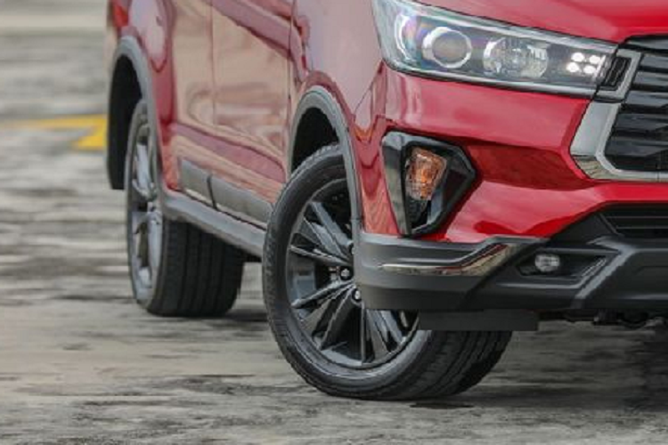 Trên phiên bản mới, mẫu xe MPV Toyota Innova 2023 được bổ sung và nâng cấp loạt trang bị nội thất. Xe được trang bị màn hình cảm ứng trung tâm 9 inch, hỗ trợ kết nối Apple CarPlay/Android Auto không dây.