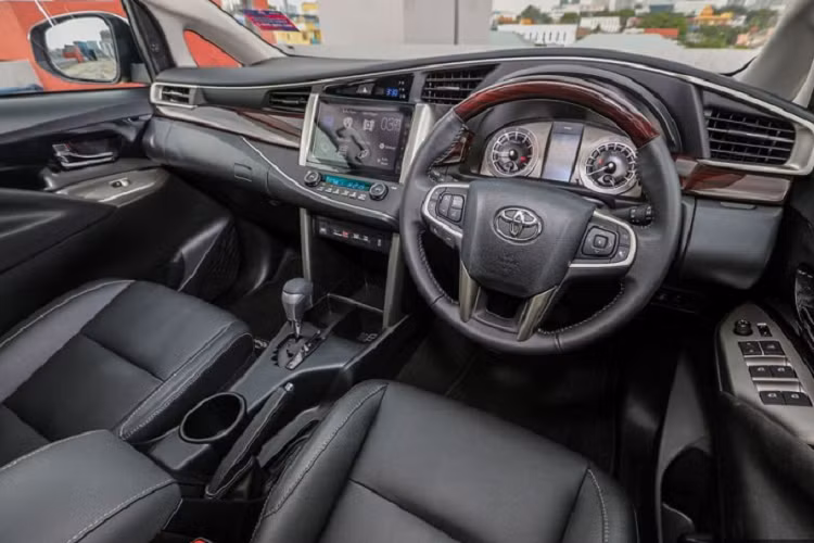 Ngoài ra, mẫu MPV còn có thêm cổng sạc nhanh USB Type C, hệ thống camera 360 độ được nâng cấp giao diện hiển thị. Phiên bản cao cấp nhất được trang bị camera hành trình kỹ thuật số phía trước, kết nối không dây với điện thoại thông minh.