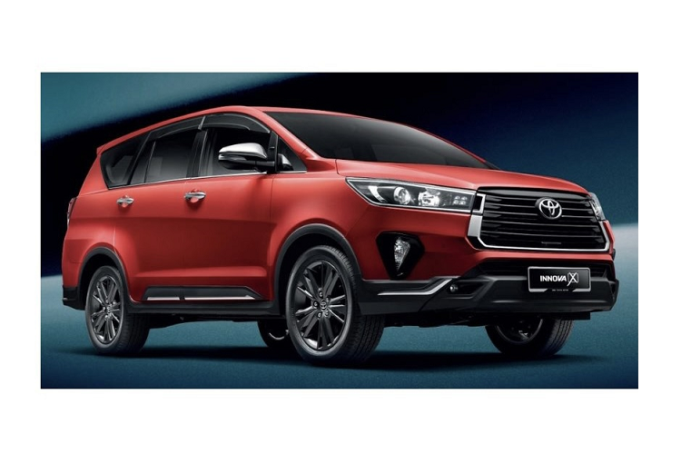 Động cơ này kết hợp hộp số tự động 6 cấp và hệ dẫn động cầu sau. Ngoài ra, xe còn có 3 chế độ lái Normal, Eco và Power. Theo nguồn tin rò rỉ từ thị trường Indonesia, Toyota Innova thế hệ mới sẽ ra mắt vào tháng 11 năm nay.