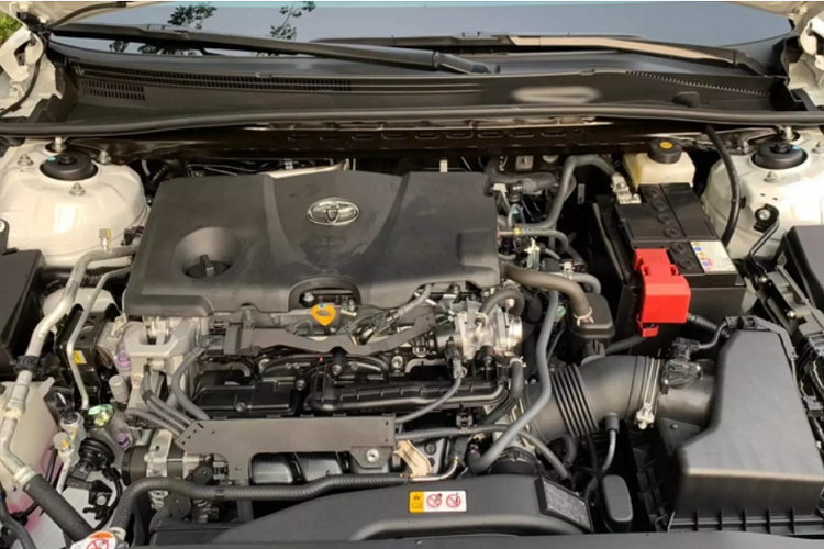 Toyota Camry đang được phân phối chính hãng tại thị trường Việt Nam với 04 màu ngoại thất (Đen 218, Đen 222, Đỏ, Trắng ngọc trai) và 02 màu nội thất (Đen, Be). Mức giá xe Toyota Camry 2022 được phân phối chính hãng từ 1,050 tỷ đồng đến 1,449 tỷ đồng.