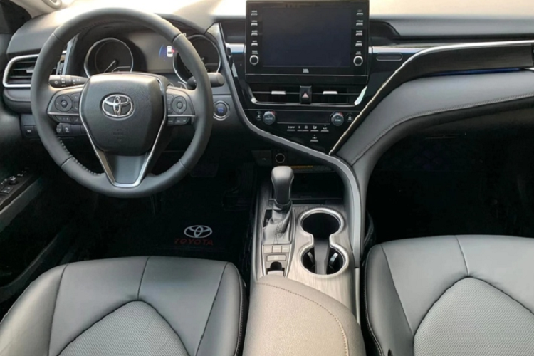 Phiên bản Camry 2.5Q sở hữu khoang lái chất lượng cao với hàng loạt công nghệ hiện đại hỗ trợ người lái, điều hòa tự động 3 vùng độc lập, hệ thống âm thanh giải trí đỉnh cao với 9 loa JBL, màn hình cảm ứng 9 inch (dạng nổi) kết nối điện thoại thông minh, cửa sổ trời, sạc điện thoại không dây, camera 360 độ và 9 túi khí.