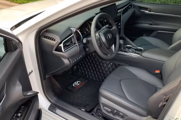 Toyota Camry 2.5Q tại Việt Nam dùng động cơ 2.5L hút khí tự nhiên sản sinh công suất cực đại 202 mã lực và mô-men xoắn 250 Nm. Đi kèm là hộp số tự động 8 cấp. Mức tiêu thụ nhiên liệu đạt 6,4L/100km trên đường hỗn hợp.