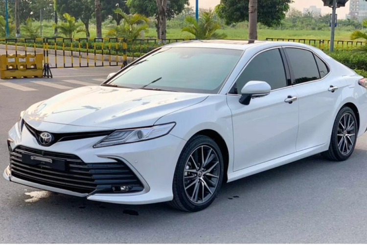 Một chiếc Toyota Camry 2022 bản 2.5Q hiện có giá bán niêm yết 1,349 tỷ đồng, lăn bánh sẽ rơi vào khoảng 1,5 tỷ đồng nếu ở khu vực Hà Nội và TP. Hồ Chí Minh, như vậy, nếu mua được chiếc Camry "siêu lướt" trong bài thì người mua cũng sẽ tiết kiệm được một khoản.