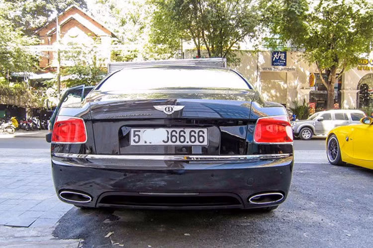 Hiện tại, giá xe Bentley Flying Spur mới thế hệ thứ 3 tại dải đất hình chữ S này sẽ trên 18 tỷ đồng cho mẫu xe sử dụng động cơ V8 và trên 30 tỷ đồng khi khách hàng chốt mua xe Bentley Flying Spur W12.