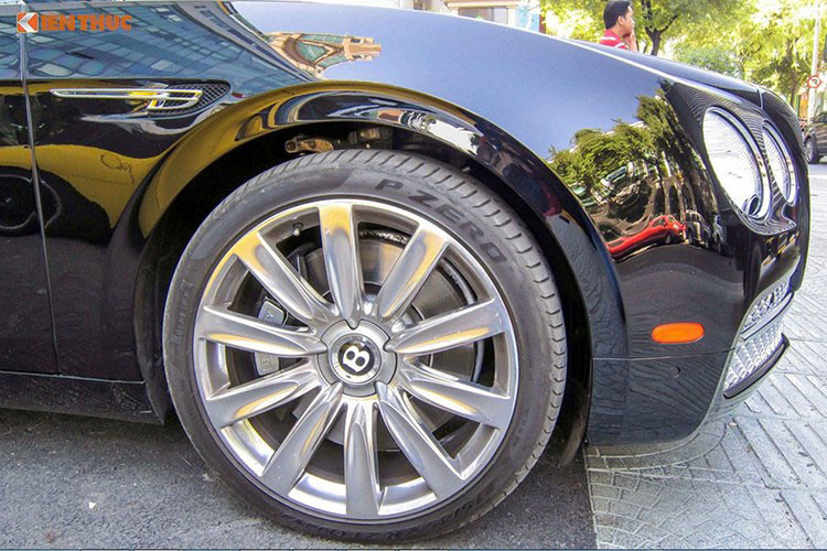 Thông tin chúng tôi nắm được, chiếc xe siêu sang Bentley Flying Spur mang biển tứ quý 6 này từng chung garage với rất nhiều siêu xe, xe thể thao và cả Mercedes-Benz G63 AMG mang các loại biển tứ quý khác nhau như 6, 8 hay 9. Chủ nhân sau đó bán đi rất nhiều xe khủng và sau này mới sưu tập lại hơn 30 siêu xe và xe siêu sang đủ loại.