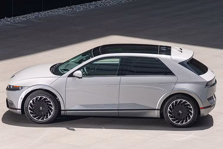 Theo thông tin của trang tin Paultan, Hyundai Ioniq 5 2022 chạy điện sẽ chính thức ra mắt thị trường Malaysia vào tháng 3 năm nay. Đây sẽ là mẫu SUV chạy điện thứ hai của Hyundai được bán tại Malaysia, sau Kona EV.