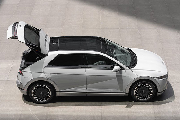 Bên trong mẫu SUV điện này có những trang bị tiện nghi như 2 màn hình 12 inch nối liền nhau trên mặt táp-lô, cần số nằm sau vô lăng và màn hình hiển thị thông tin kính lái, hỗ trợ công nghệ thực tế ảo. Thêm vào đó là 2 hàng ghế và cụm điều khiển trung tâm của hàng ghế trước có thể trượt lên/xuống.