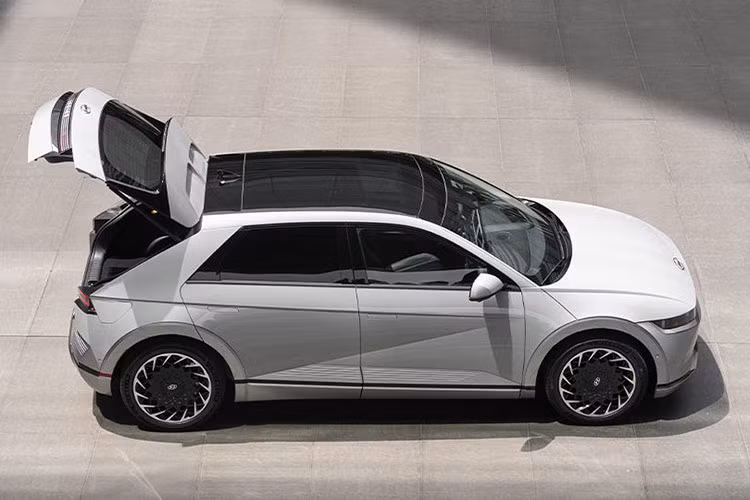 Bên trong mẫu SUV điện này có những trang bị tiện nghi như 2 màn hình 12 inch nối liền nhau trên mặt táp-lô, cần số nằm sau vô lăng và màn hình hiển thị thông tin kính lái, hỗ trợ công nghệ thực tế ảo. Thêm vào đó là 2 hàng ghế và cụm điều khiển trung tâm của hàng ghế trước có thể trượt lên/xuống.