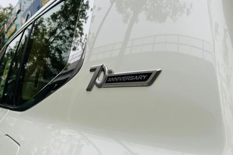 Mức giá xe Toyota Land Cruiser 2022 đặc biệt nhập Trung Đông phiên bản VX kỷ niệm 70 năm (70th Anniversary) đang được đại lý tư nhân ở Hà Nội chào bán với mức khoảng gần 6 tỷ đồng.