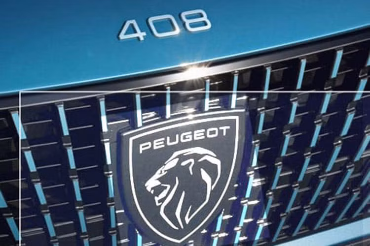 Vòng sang bên sườn, chúng ta sẽ bắt gặp thiết kế mượt mà hơn với đường dập gân kéo dài từ chắn bùn trước đến đèn hậu. Ngoài ra, Peugeot 408 2022 dự kiến còn tăng đáng kể về kích thước so với trước.