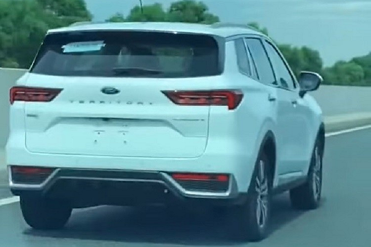 Từ năm 2020, tin đồn về việc Ford Territory về Việt Nam thay cho Escape đã được lan truyền. Tuy nhiên, sau gần 2 năm, tin đồn này mới sắp trở thành sự thật khi người ta bắt gặp Ford Territory 2022 chạy thử trên đường cao tốc tại Việt Nam. Đúng như tin đồn, Territory tại Việt Nam chính là mẫu xe Equator Sport hiện đang được bán tại Trung Quốc.