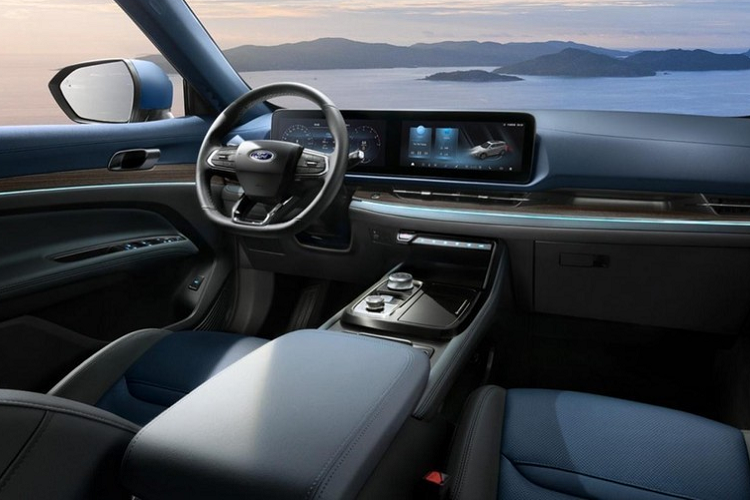 Đằng sau, Ford Territory 2022 được trang bị cụm đèn hậu có thiết kế 3D với tạo hình bên trong gợi liên tưởng đến VinFast LUX A2.0. Nằm giữa 2 đèn hậu là logo của hãng Ford và tem chữ nổi "Territory". Trên cản sau xuất hiện 2 hốc gió giả cỡ lớn, tích hợp đèn phản quang và được bao quanh bằng viền mạ crôm trên cản sau. Bên dưới là bộ khuếch tán gió màu đen và ống xả giấu kín. 