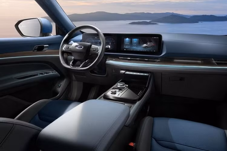 Đằng sau, Ford Territory 2022 được trang bị cụm đèn hậu có thiết kế 3D với tạo hình bên trong gợi liên tưởng đến VinFast LUX A2.0. Nằm giữa 2 đèn hậu là logo của hãng Ford và tem chữ nổi "Territory". Trên cản sau xuất hiện 2 hốc gió giả cỡ lớn, tích hợp đèn phản quang và được bao quanh bằng viền mạ crôm trên cản sau. Bên dưới là bộ khuếch tán gió màu đen và ống xả giấu kín. 