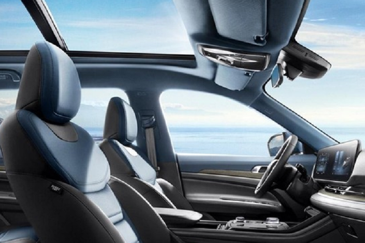 Bên cạnh đó là cửa sổ trời toàn cảnh Panorama, sạc điện thoại thông minh không dây, tính năng ra lệnh bằng giọng nói, cập nhật phần mềm qua Wi-Fi, hệ thống định vị thực tế ảo và kết nối với điện thoại thông minh. Trang bị an toàn cũng là điểm nhấn của mẫu SUV hạng C này.