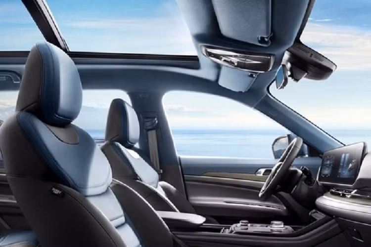 Bên cạnh đó là cửa sổ trời toàn cảnh Panorama, sạc điện thoại thông minh không dây, tính năng ra lệnh bằng giọng nói, cập nhật phần mềm qua Wi-Fi, hệ thống định vị thực tế ảo và kết nối với điện thoại thông minh. Trang bị an toàn cũng là điểm nhấn của mẫu SUV hạng C này.