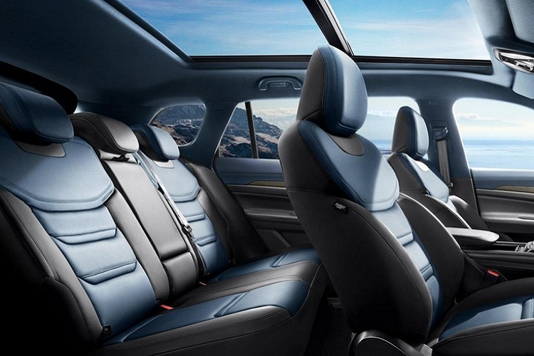 Bên trong xe, Ford Territory 2022 có 5 chỗ ngồi và nhiều trang bị khá ấn tượng. Tại thị trường Trung Quốc, mẫu xe này được trang bị bảng đồng hồ kỹ thuật số với màn hình LCD và màn hình thông tin giải trí đều có kích thước 12,3 inch. Hai màn hình này nối liền với nhau thành một khối và đặt nổi trên mặt táp-lô. Thêm vào đó là vô lăng vát đáy thể thao và núm xoay thay cho cần số truyền thống.