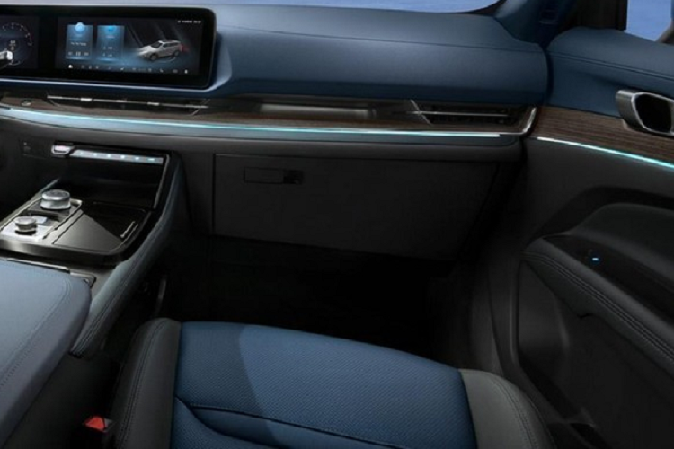 Tiếp đến là bộ vành hợp kim 20 inch với thiết kế 5 chấu, nẹp trên cửa và đường chân kính đều được mạ crôm. Trên sườn xe còn có 2 đường dập gân nổi bật, kéo dài từ chắn bùn trước đến cửa sau và từ cửa sau về đèn hậu.