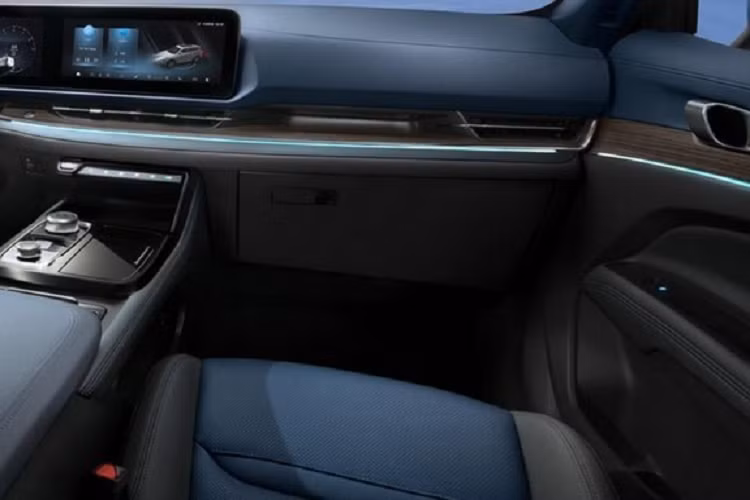 Tiếp đến là bộ vành hợp kim 20 inch với thiết kế 5 chấu, nẹp trên cửa và đường chân kính đều được mạ crôm. Trên sườn xe còn có 2 đường dập gân nổi bật, kéo dài từ chắn bùn trước đến cửa sau và từ cửa sau về đèn hậu.