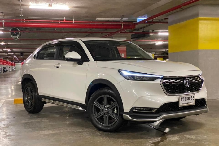 Khách hàng ở Thái Lan chỉ có thể mua Honda HR-V 2022 với một bản động cơ duy nhất, đó là bản e:HEV hybrid, bao gồm máy xăng Atkinson Cycle 4 xi-lanh, dung tích 1.5L, 2 mô-tơ điện và hộp số E-CVT, tạo ra công suất tổng cộng 131 mã lực cùng mô-men xoắn cực đại 252 Nm. Kết hợp với khối động cơ này là cụm pin lithium-ion, có thể tự động sạc khi xe đang chạy. Mẫu SUV hạng B này có mức tiêu thụ xăng trung bình là 25,6 km/lít (khoảng 3,9 lít/100 km).