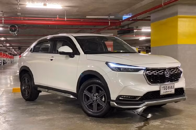 Khách hàng ở Thái Lan chỉ có thể mua Honda HR-V 2022 với một bản động cơ duy nhất, đó là bản e:HEV hybrid, bao gồm máy xăng Atkinson Cycle 4 xi-lanh, dung tích 1.5L, 2 mô-tơ điện và hộp số E-CVT, tạo ra công suất tổng cộng 131 mã lực cùng mô-men xoắn cực đại 252 Nm. Kết hợp với khối động cơ này là cụm pin lithium-ion, có thể tự động sạc khi xe đang chạy. Mẫu SUV hạng B này có mức tiêu thụ xăng trung bình là 25,6 km/lít (khoảng 3,9 lít/100 km).