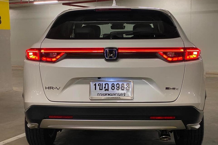 Về trang bị an toàn, Honda HR-V 2022 tại Thái Lan sở hữu 6 túi khí và gói công nghệ an toàn chủ động Honda Sensing. Gói an toàn này bao gồm: hệ thống kiểm soát hành trình thích ứng với tính năng điều chỉnh theo phương tiện phía trước ở tốc độ thấp, cảnh báo khi phương tiện phía trước di chuyển, giảm thiểu chệch làn đường tích hợp cảnh báo chệch làn đường, phanh giảm thiểu va chạm, hệ thống đèn pha tự động.