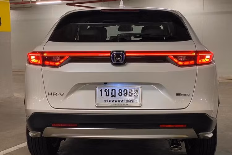 Về trang bị an toàn, Honda HR-V 2022 tại Thái Lan sở hữu 6 túi khí và gói công nghệ an toàn chủ động Honda Sensing. Gói an toàn này bao gồm: hệ thống kiểm soát hành trình thích ứng với tính năng điều chỉnh theo phương tiện phía trước ở tốc độ thấp, cảnh báo khi phương tiện phía trước di chuyển, giảm thiểu chệch làn đường tích hợp cảnh báo chệch làn đường, phanh giảm thiểu va chạm, hệ thống đèn pha tự động.