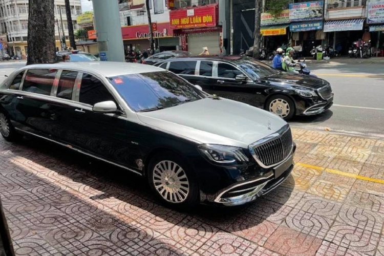 Cặp đôi xe Mercedes-Maybach S650 Pullman này có giá lăn bánh ước tính không dưới trăm tỷ đồng, hiện tại dải đất hình chữ S còn có 1 xe Mercedes-Maybach S650 Pullman khác đang xuất hiện tại tỉnh Quảng Ninh. Nhìn bên ngoài Mercedes-Maybach S650 Pullman không quá khó để người xem nhận ra phiên bản dành cho "chủ tịch" khi xe có chiều dài khủng lên đến 6,5 m và 3 khoang, mang đến ngoại hình xe luôn tạo sự khác biệt và điểm nhấn.