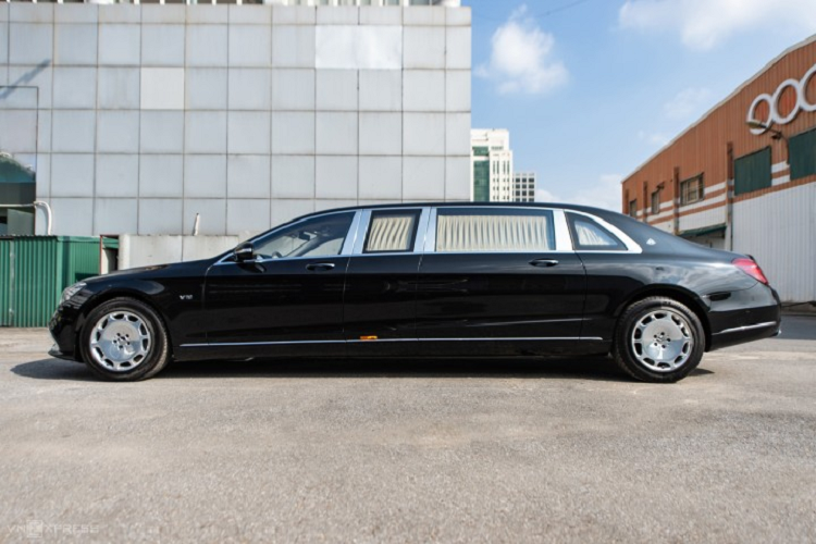 Cả 2 chiếc xe siêu sang Mercedes-Maybach S650 Pullman của chủ tịch Nova Group - tỷ phú đô la thứ 7 ở Việt Nam đều có ngoại thất sơn màu đen nhưng chiếc xe ra biển số cặp 69 sở hữu thêm tùy chọn nửa thân trên được sơn màu bạc để tạo ra bộ áo 2 tông màu rất đắt đỏ có giá không dưới nửa tỷ đồng. Ngoài ra, 2 xe còn có tùy chọn mâm khác nhau.