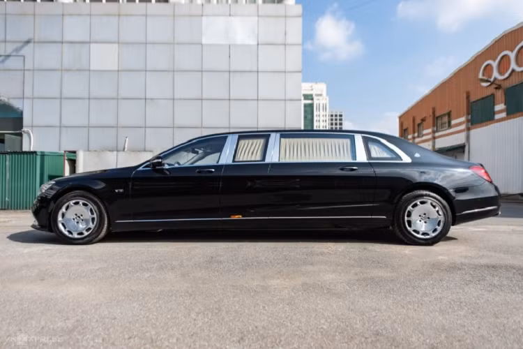 Cả 2 chiếc xe siêu sang Mercedes-Maybach S650 Pullman của chủ tịch Nova Group - tỷ phú đô la thứ 7 ở Việt Nam đều có ngoại thất sơn màu đen nhưng chiếc xe ra biển số cặp 69 sở hữu thêm tùy chọn nửa thân trên được sơn màu bạc để tạo ra bộ áo 2 tông màu rất đắt đỏ có giá không dưới nửa tỷ đồng. Ngoài ra, 2 xe còn có tùy chọn mâm khác nhau.