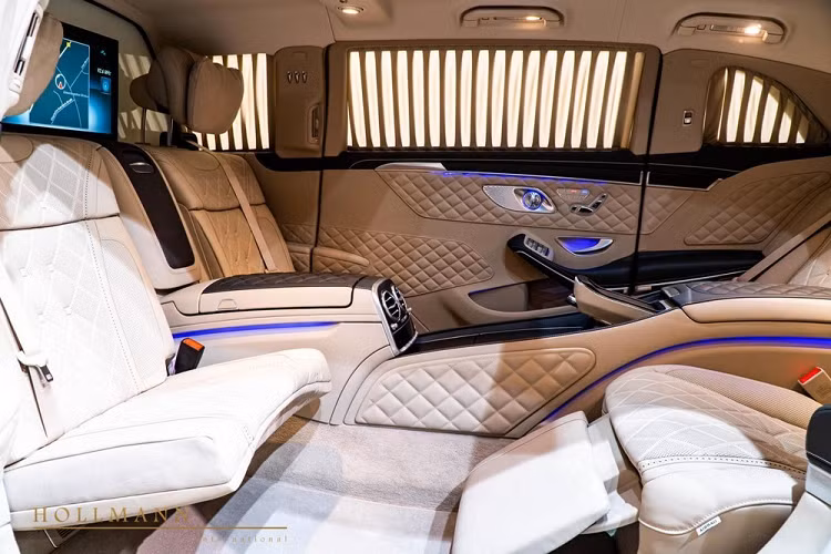 Được biết, ông Bùi Thành Nhơn có bộ sưu tập xe rất đáng nể nhưng ấn tượng nhất phải kể đến là việc mua cùng lúc 2 chiếc xe siêu sang Mercedes-Maybach S650 Pullman đắt đỏ và số lượng sản xuất cực kỳ hạn chế trên toàn thế giới. Cặp đôi này rất hay tháp tùng Chủ tịch của Nova Group và đối tác có khi lăn bánh ở Sài thành và nhiều khi có mặt tại thành phố Phan Thiết, tỉnh Bình Thuận.