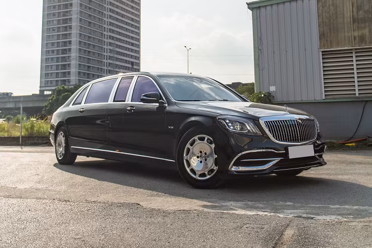Bên trong nội thất của Mercedes-Maybach S650 Pullman được đánh giá như khách sạn 5 sao thu nhỏ, với 4 ghế ngồi thương gia độc lập quay mặt vào nhau và có khoảng duỗi chân rộng nhất trong phân khúc. Hai hàng ghế sau đối diện nhau, có khả năng ngả 43,5 độ cũng như tích hợp thêm bàn đỡ chân chỉnh điện, ngoài ra khoang hành khách còn có trang bị ly Champagne bằng bạc thượng hạng được chế tác thủ công bởi Robbe &amp; Berking, bàn làm việc, tủ lạnh...