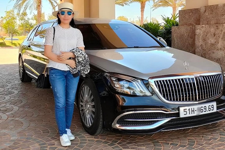 Chiếc xe siêu sang Mercedes-Maybach S650 Pullman một màu đen cùng Rolls-Royce Wraith của doanh nhân Bùi Thành Nhơn trong 1 lần đi công tác ở Phan Thiết. Và chiếc xe Mercedes-Maybach S650 Pullman 2 màu này cũng rất hay tháp tùng Chủ tịch Nova Group xuống tỉnh Bình Thuận