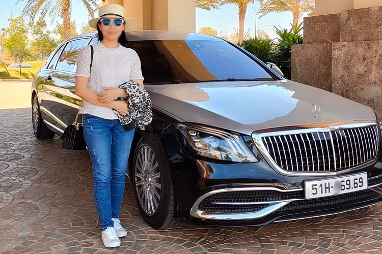 Chiếc xe siêu sang Mercedes-Maybach S650 Pullman một màu đen cùng Rolls-Royce Wraith của doanh nhân Bùi Thành Nhơn trong 1 lần đi công tác ở Phan Thiết. Và chiếc xe Mercedes-Maybach S650 Pullman 2 màu này cũng rất hay tháp tùng Chủ tịch Nova Group xuống tỉnh Bình Thuận