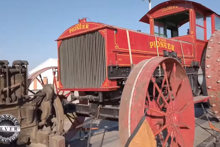 Nếu bạn nghĩ đó là một số tiền lố bịch dành cho một cỗ máy nông nghiệp từ cách đây cả thế kỷ, thì cuộc đấu giá này cũng bao gồm một chiếc Twin City 1919 suýt được bán với giá gần 500.000 USD và một chiếc Case 1913 được trả giá thầu cao tới 1,47 triệu USD.