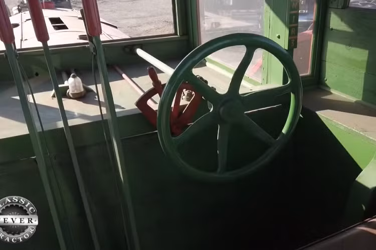 Mặc dù nó trông gần giống như một đầu máy xe lửa, nhưng nó lại phong cách đến không ngờ nhờ tất cả những điểm nhấn thú vị trên cabin và nắp capô. Vậy điều gì khiến Pioneer 30-60 trở nên đáng mơ ước và đắt tiền đến thế? Câu trả lời là độ quý hiếm.