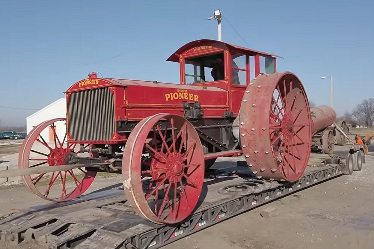 Là một trong những chiếc máy kéo cổ đáng mơ ước nhất từng được chế tạo, Pioneer 30-60 đã được giới thiệu vào năm 1910, và nó quả thực rất khác biệt so với những chiếc máy kéo mà chúng ta quen thuộc ngày nay. Đầu tiên, nó rất lớn. Nó chạy trên những bánh sau cao 2,4 mét, và trang bị động cơ 4 xi-lanh dàn hàng ngang dung tích 20,2 lít.
