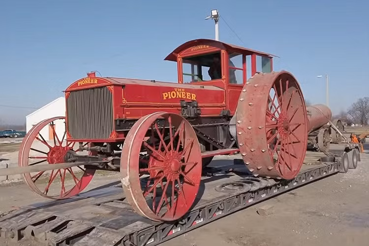 Là một trong những chiếc máy kéo cổ đáng mơ ước nhất từng được chế tạo, Pioneer 30-60 đã được giới thiệu vào năm 1910, và nó quả thực rất khác biệt so với những chiếc máy kéo mà chúng ta quen thuộc ngày nay. Đầu tiên, nó rất lớn. Nó chạy trên những bánh sau cao 2,4 mét, và trang bị động cơ 4 xi-lanh dàn hàng ngang dung tích 20,2 lít.