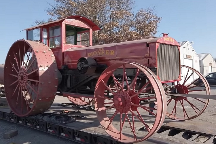 Mặc dù chiếc máy kéo này đã được cung cấp khoảng 17 năm trên thị trường, nhưng chỉ có 14 chiếc trong số đó được biết là còn tồn tại cho tới bây giờ. Chiếc này có lẽ là một trong số ít vẫn có thể chạy và lái được. Nó đã trải qua hàng thập kỷ trong một viện bảo tàng cho đến năm 1993, và rồi được phục chế hoàn toàn vào năm 1997.